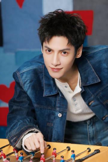 回国加速器资讯  罗云熙扫楼穿搭藏玄机?海外华人追剧遇阻,这些细节你发现了吗