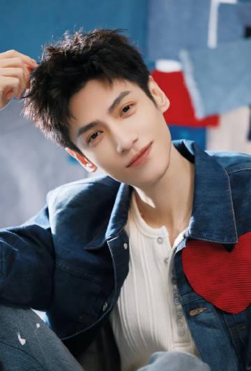 回国加速器资讯  罗云熙扫楼穿搭藏玄机?海外华人追剧遇阻,这些细节你发现了吗