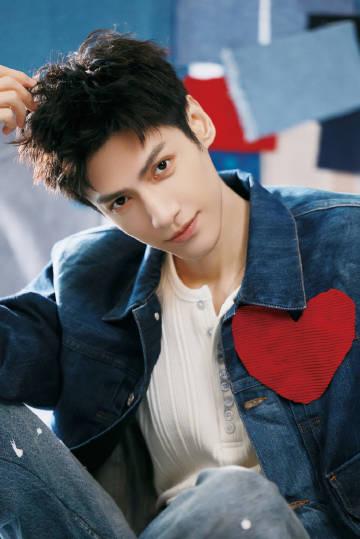 回国加速器资讯  罗云熙扫楼穿搭藏玄机?海外华人追剧遇阻,这些细节你发现了吗