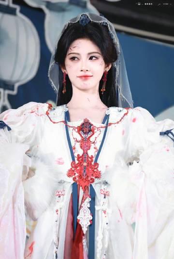 回国加速器资讯 鞠婧祎与十年老粉合影上热搜!原来明星和粉丝的双向奔赴可以这么动人